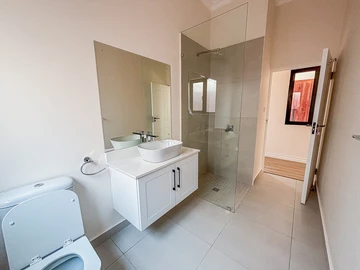 3 Bedroom Flat & Apartment