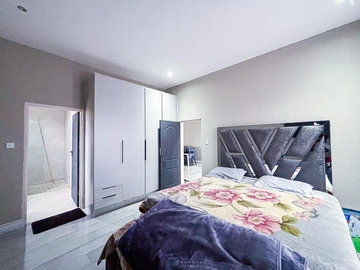 3 Bedroom Flat & Apartment