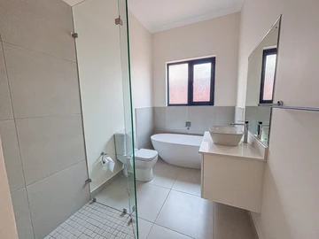 3 Bedroom Flat & Apartment